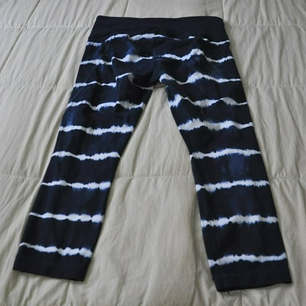 Athleta Tie Dye Salutation Capri Blue White Workout Crop Leggings Womens Small